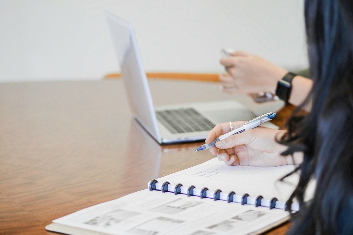 Quais são as normas da ABNT para um trabalho acadêmico e qual é a importância da mentoria nesse processo?