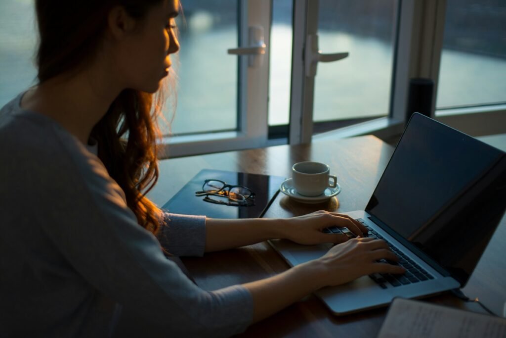 Quais são as normas da ABNT para um trabalho acadêmico e qual é a importância da mentoria nesse processo?